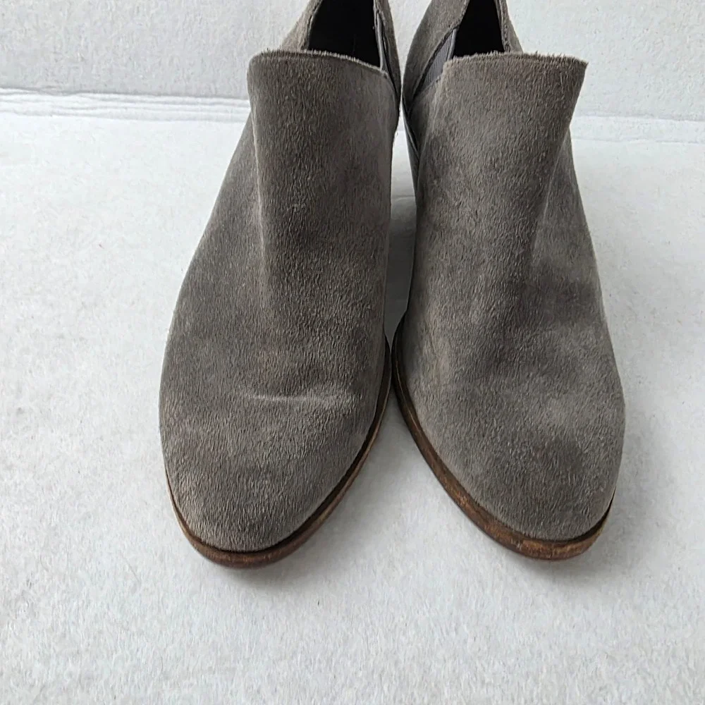 Vince Camuto Gradra Grey Suede Side Cutout Pointed Toe Block Heel Shooties 7.5 M